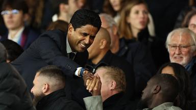 Paris-Saint-Germain-Chef Nasser Al-Khelaifi (links) begrüßt beim Spiel Paris Saint-Germain - Stade Rennes einen anderen Tribünengast per Handschlag