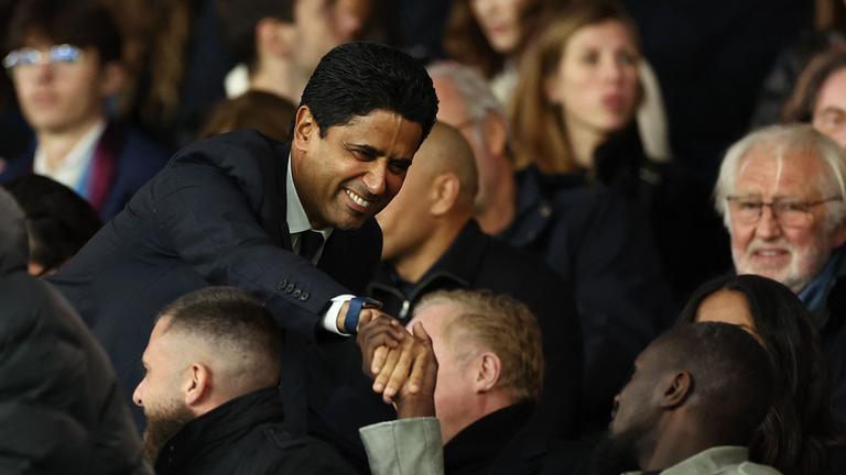 Paris-Saint-Germain-Chef Nasser Al-Khelaifi (links) begrüßt beim Spiel Paris Saint-Germain - Stade Rennes einen anderen Tribünengast per Handschlag