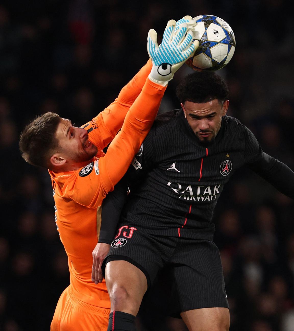 Guglielmo Vicario (Tottenham) und Warren Zaire-Emery (Paris Saint-Germain) kämpfen.