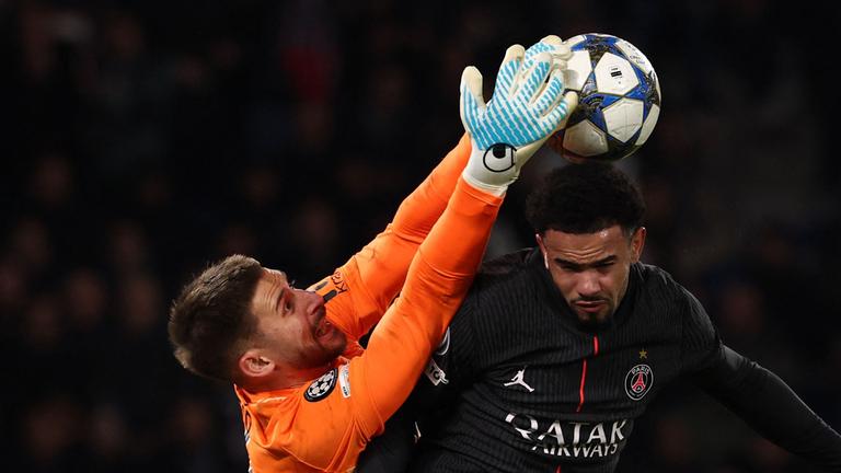 Guglielmo Vicario (Tottenham) und Warren Zaire-Emery (Paris Saint-Germain) kämpfen.