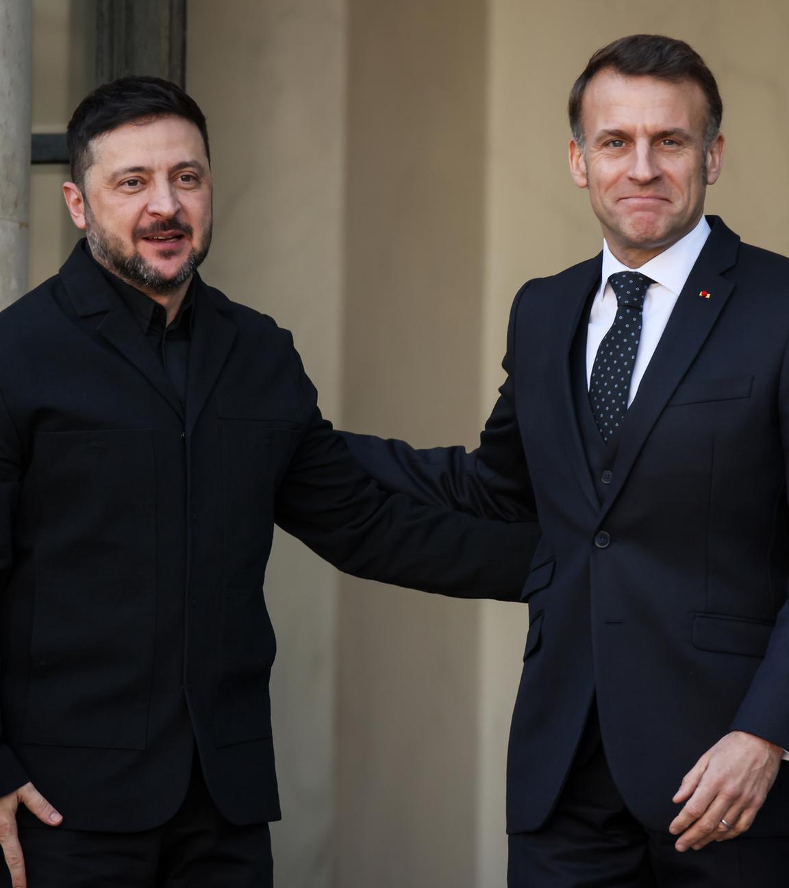 Frankreich, Paris: Der ukrainische Präsident Wolodymyr Selenskyj wird vom französischen Präsidenten Emmanuel Macron begrüßt