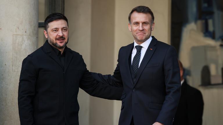 Frankreich, Paris: Der ukrainische Präsident Wolodymyr Selenskyj wird vom französischen Präsidenten Emmanuel Macron begrüßt