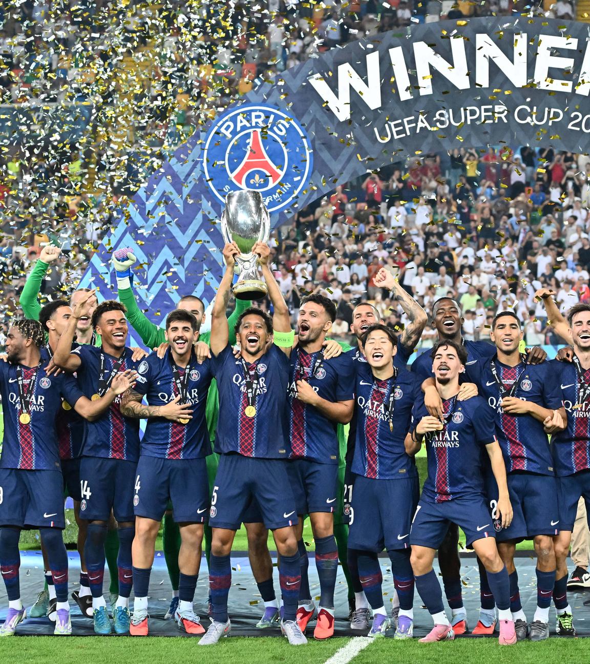 Spieler von Paris St. Germain feiern den Sieg des UEGA Super Cups