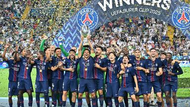 Spieler von Paris St. Germain feiern den Sieg des UEGA Super Cups