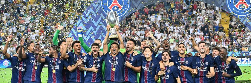 Spieler von Paris St. Germain feiern den Sieg des UEGA Super Cups