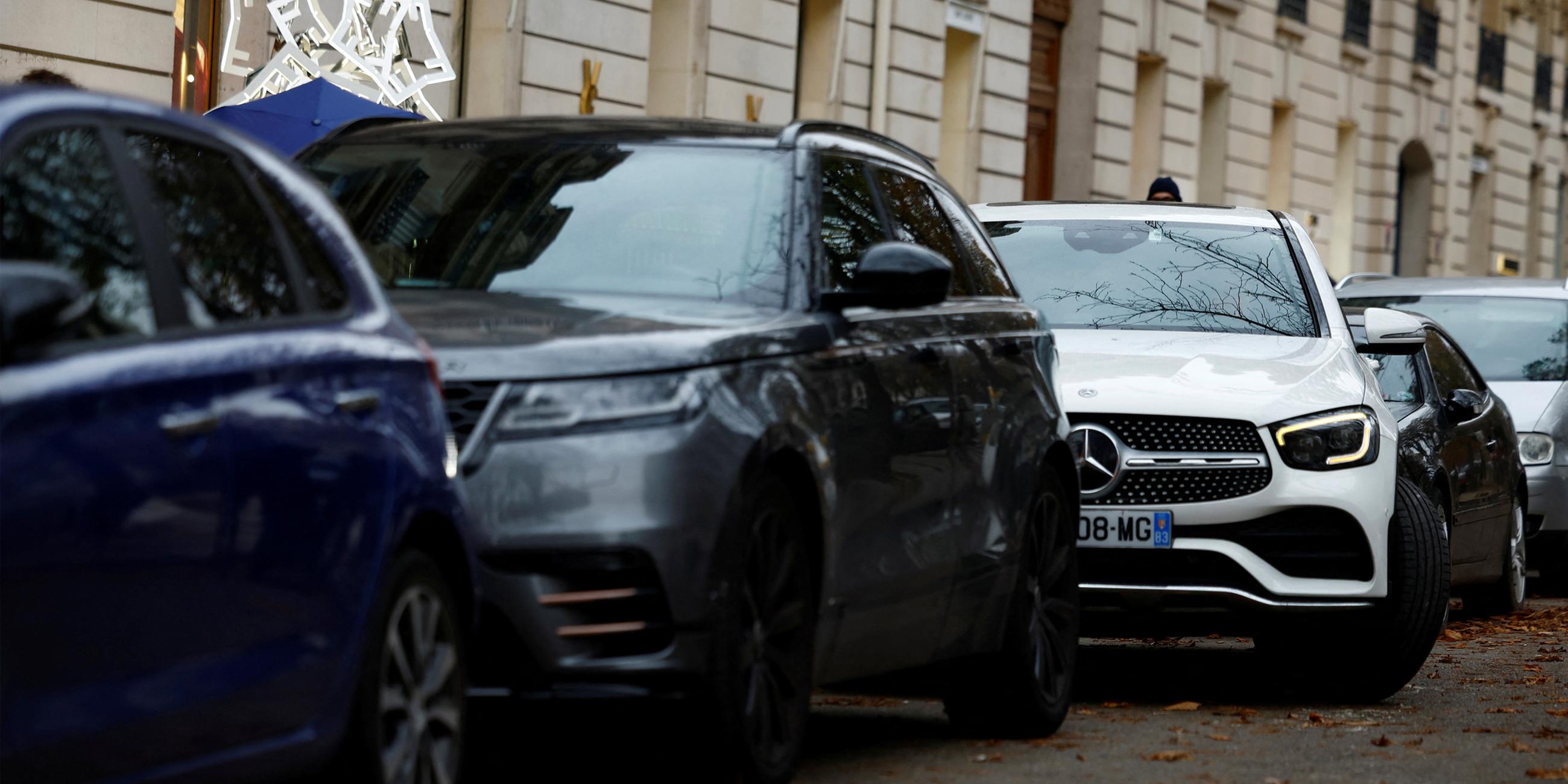 Archiv: SUV-Autos parken auf einer Straße in Paris