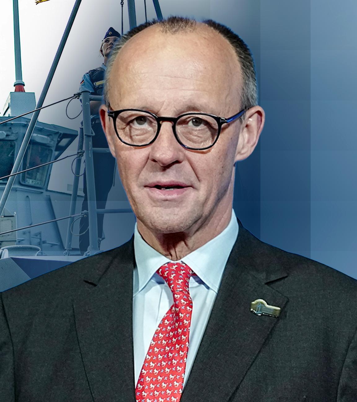 Bundeskanzler Friedrich Merz, im Hintergrund: ein Boot