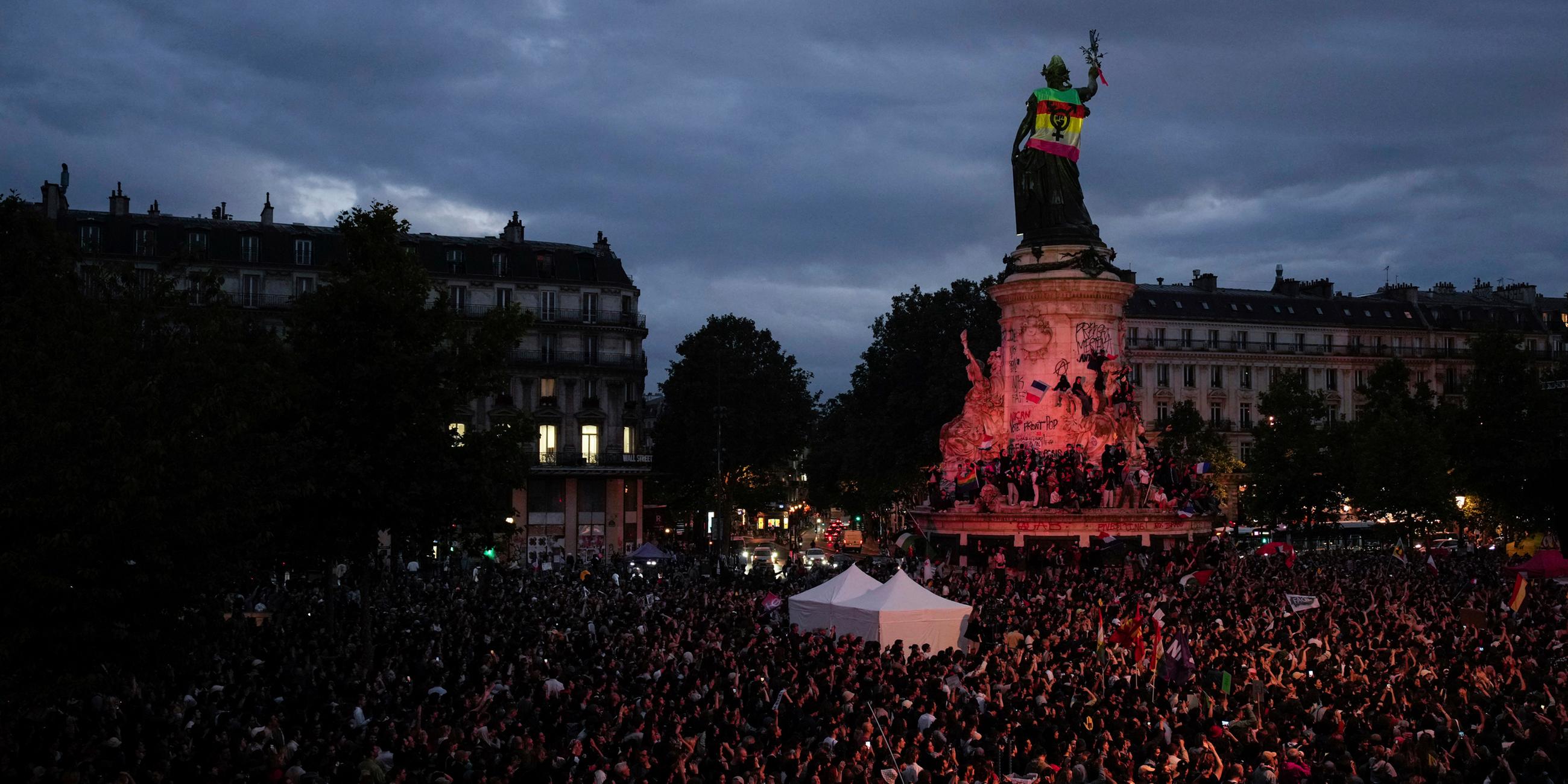 03.07.2024, Frankreich, Paris: Menschen versammeln sich auf dem Platz der Republik, um gegen Rechts zu protestieren. Französische Oppositionsparteien und Verbände versuchen, einen Erdrutschsieg der rechtsextremen in der zweiten Runde der Parlamentswahlen am kommenden Sonntag zu verhindern. Foto: Louise Delmotte/AP/dpa +++ dpa-Bildfunk +++