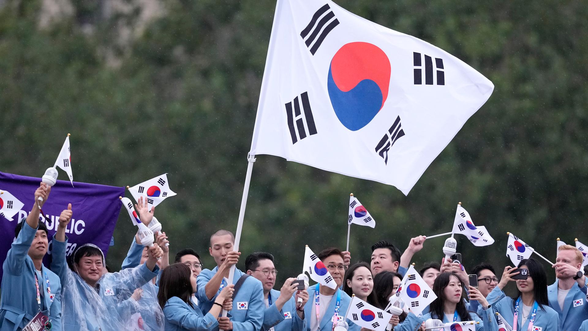 Olympia Paris 2024 - Südkoreanische Mannschaft bei der Eröffnungsfeier