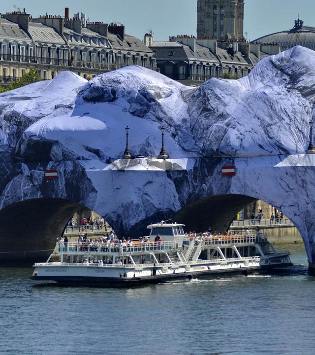 Die Kunstinstallation auf der Pariser Brücke sieht aus wie eine Felsenlandschaft.
