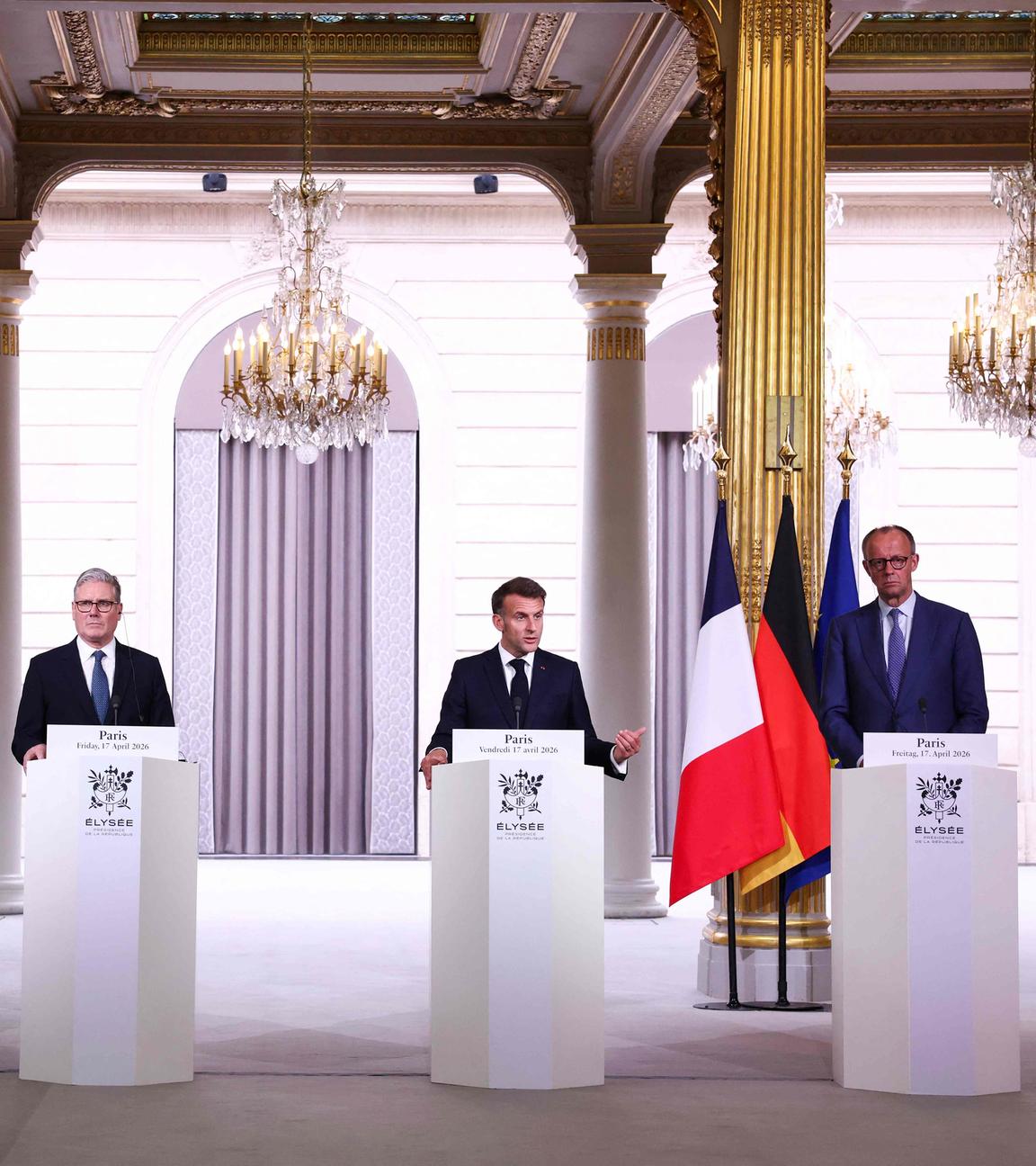 Die italienische Ministerpräsidentin Giorgia Meloni, der britische Premierminister Keir Starmer, der französische Präsident Emmanuel Macron und der deutsche Bundeskanzler Friedrich Merz (v.l.) sprechen während einer gemeinsamen Pressekonferenz im Anschluss an einen internationalen Gipfel zur Wiederöffnung der Straße von Hormus im Élysée-Palast in Paris am 17. April 2026. 