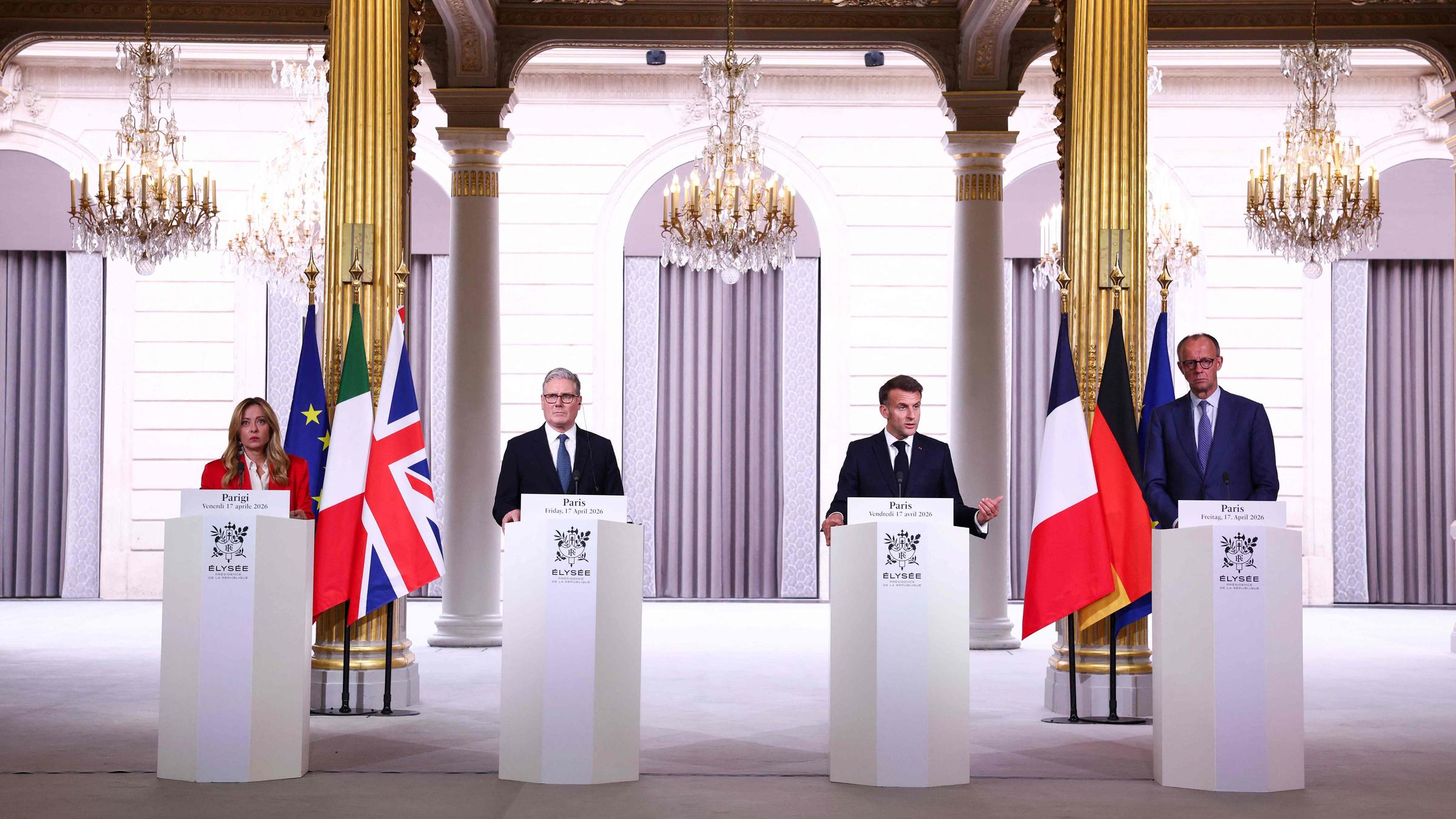 Die italienische Ministerpräsidentin Giorgia Meloni, der britische Premierminister Keir Starmer, der französische Präsident Emmanuel Macron und der deutsche Bundeskanzler Friedrich Merz (v.l.) sprechen während einer gemeinsamen Pressekonferenz im Anschluss an einen internationalen Gipfel zur Wiederöffnung der Straße von Hormus im Élysée-Palast in Paris am 17. April 2026. 