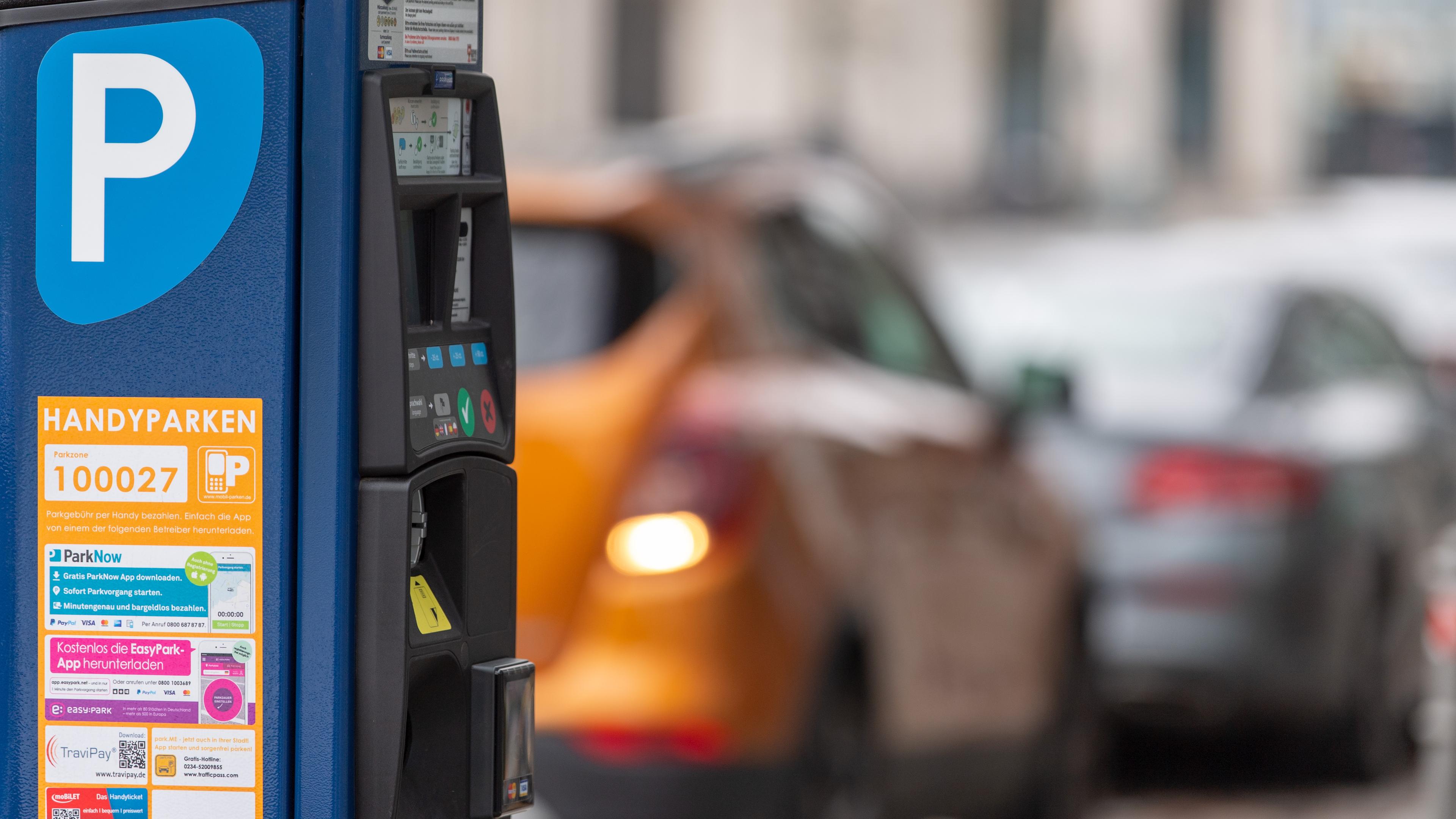 Ein Parkscheinautomat in der Innenstadt von Berlin.