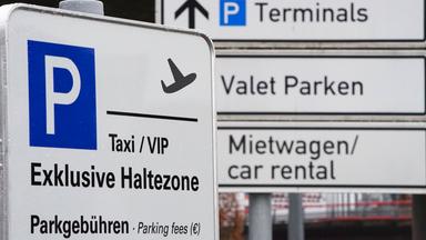 Schild mit Parkmöglichkeiten am Flughafen Hamburg