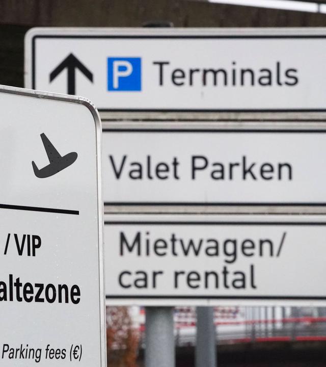 Schild mit Parkmöglichkeiten am Flughafen Hamburg