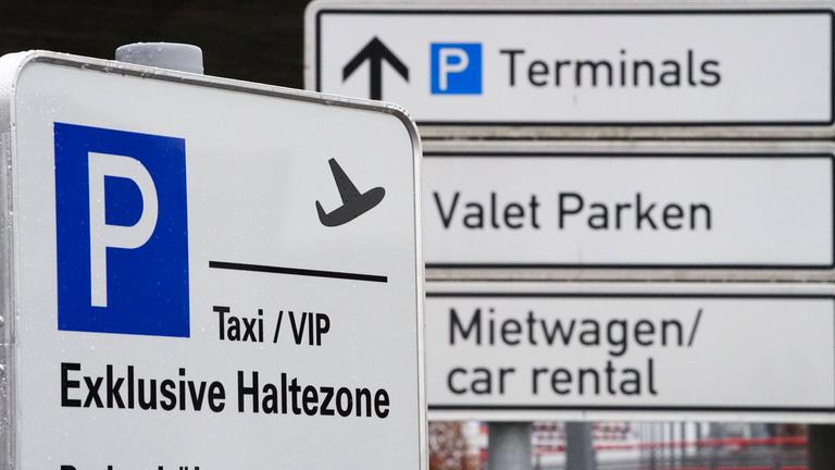 Schild mit Parkmöglichkeiten am Flughafen Hamburg
