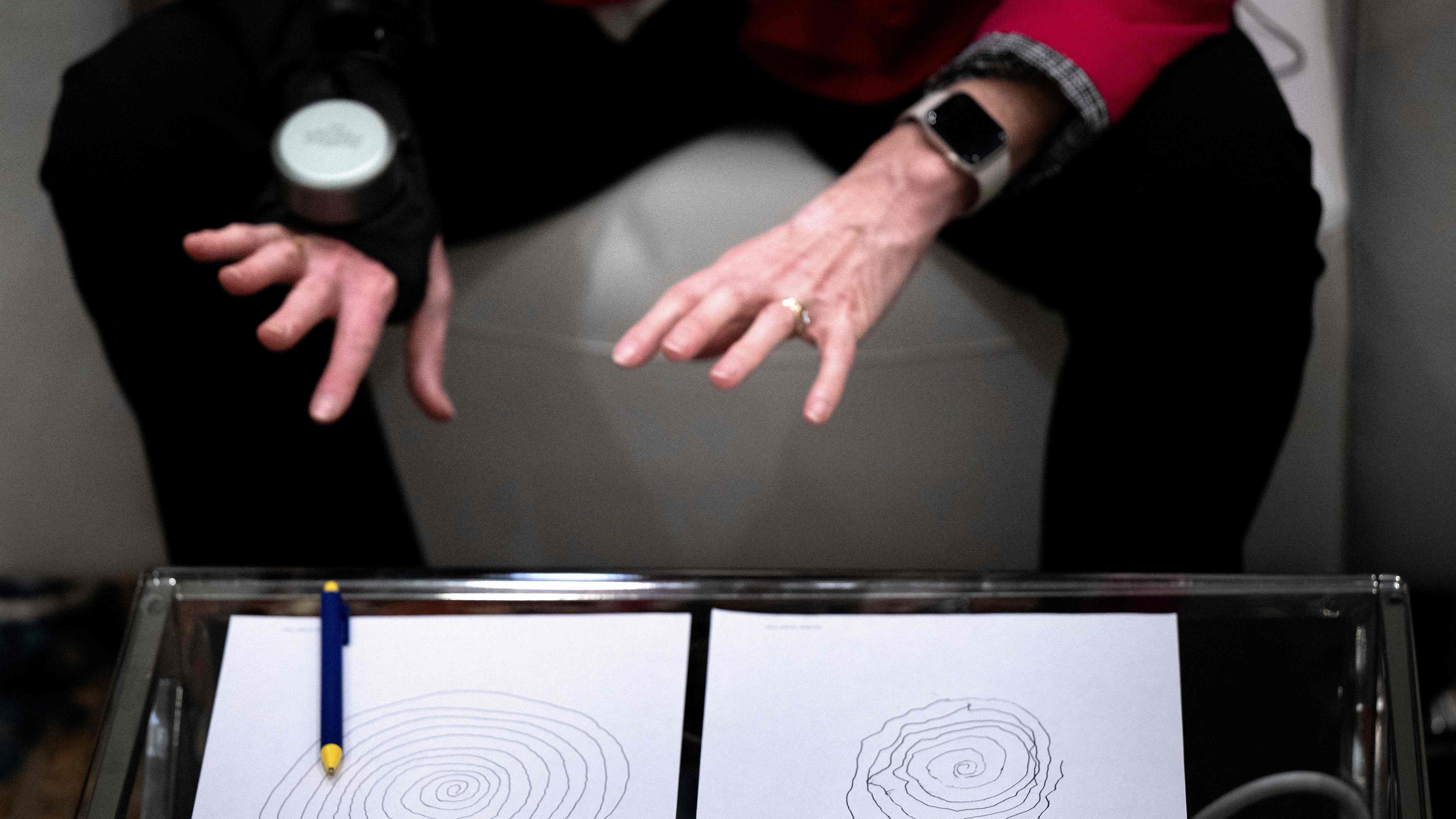 Älterer Mann mit Parkinson benutzt einen Handschuh, den GyroGlove, der zur Stabilisierung dient und das Zittern der Hände neutralisieren soll.