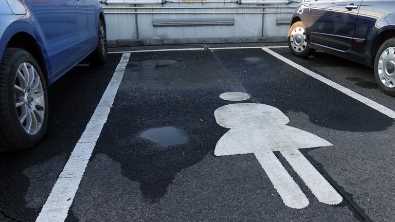 Parklücke auf einem Frauenparkplatz