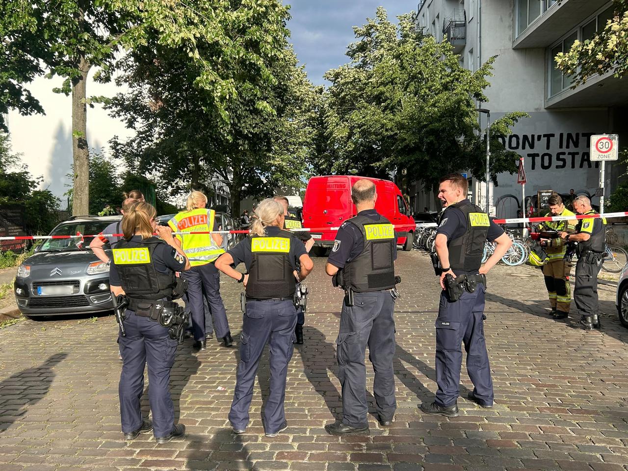 Ein Mann ist in Berlin-Gesundbrunnen durch einen Messerstich in den Bauch getötet worden. Zuvor habe es einen Streit zwischen zwei Personen gegeben.