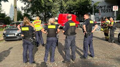 Ein Mann ist in Berlin-Gesundbrunnen durch einen Messerstich in den Bauch getötet worden. Zuvor habe es einen Streit zwischen zwei Personen gegeben.