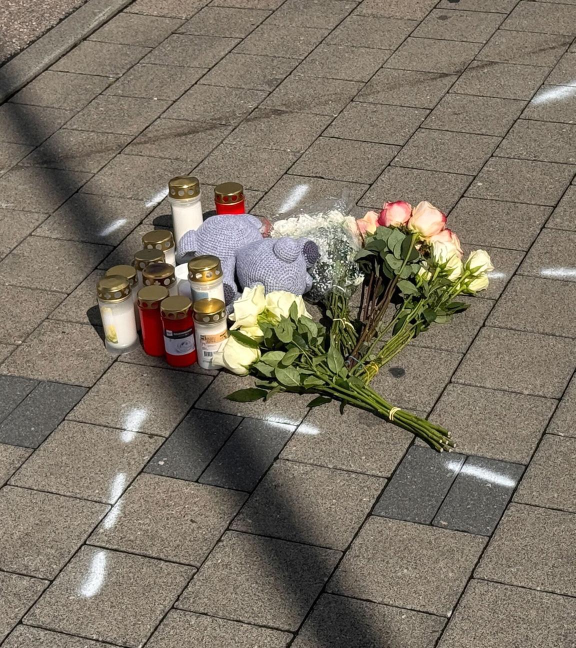 Am 12.09.2025 in Niedernhall: Trauerbekundungen und Markierungen auf einem Parkplatz, wo ein 12-Jähriger nach einem Streit von einem Auto tödlich verletzt worden sein soll.