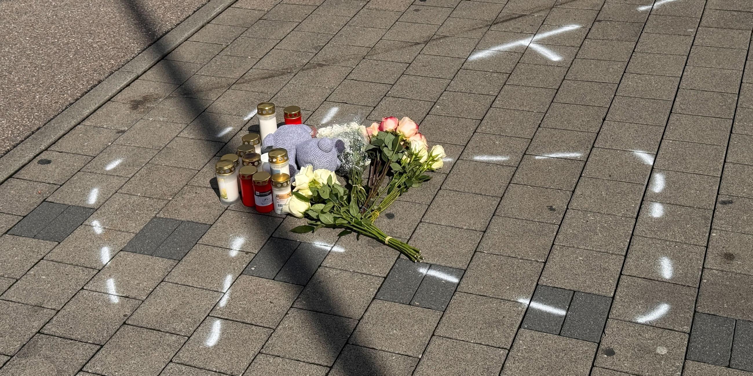 Am 12.09.2025 in Niedernhall: Trauerbekundungen und Markierungen auf einem Parkplatz, wo ein 12-Jähriger nach einem Streit von einem Auto tödlich verletzt worden sein soll.