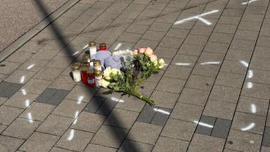 Am 12.09.2025 in Niedernhall: Trauerbekundungen und Markierungen auf einem Parkplatz, wo ein 12-Jähriger nach einem Streit von einem Auto tödlich verletzt worden sein soll.