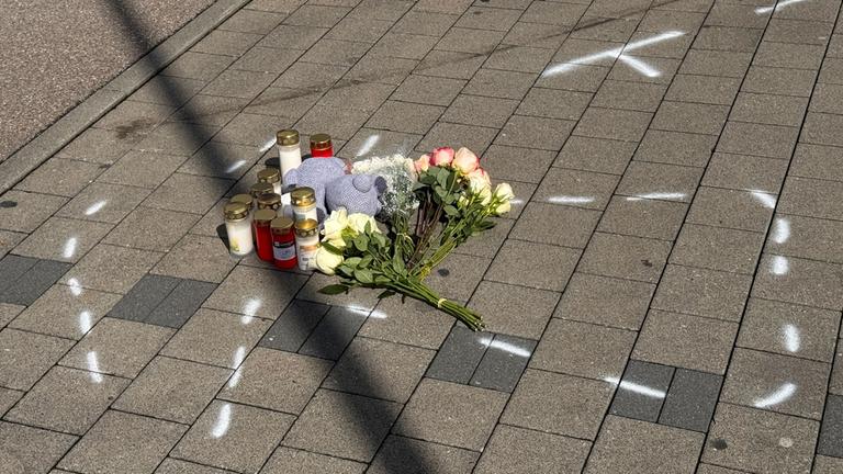 Am 12.09.2025 in Niedernhall: Trauerbekundungen und Markierungen auf einem Parkplatz, wo ein 12-Jähriger nach einem Streit von einem Auto tödlich verletzt worden sein soll.