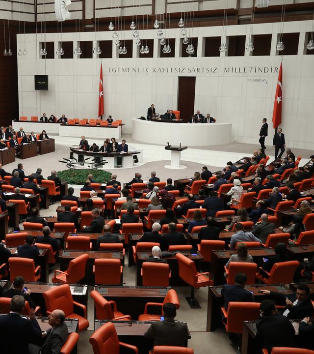 Mitglieder des türkischen Parlaments nehmen an einer Sitzung im türkischen Parlament teil. (Symbolbild)