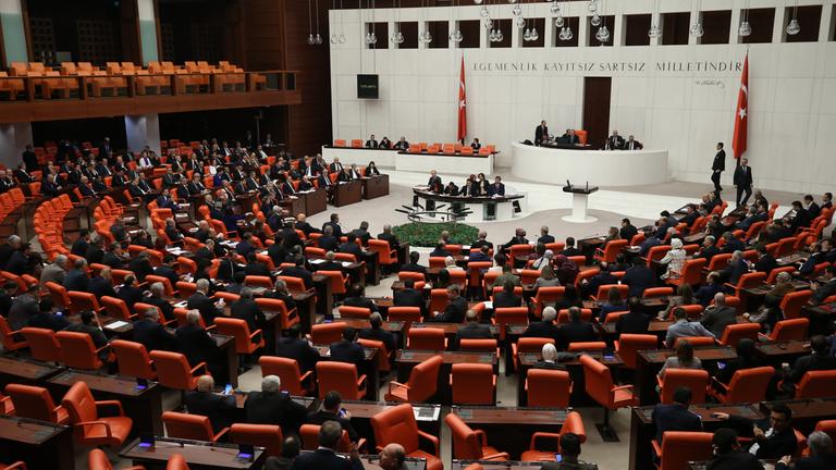 Mitglieder des türkischen Parlaments nehmen an einer Sitzung im türkischen Parlament teil. (Symbolbild)