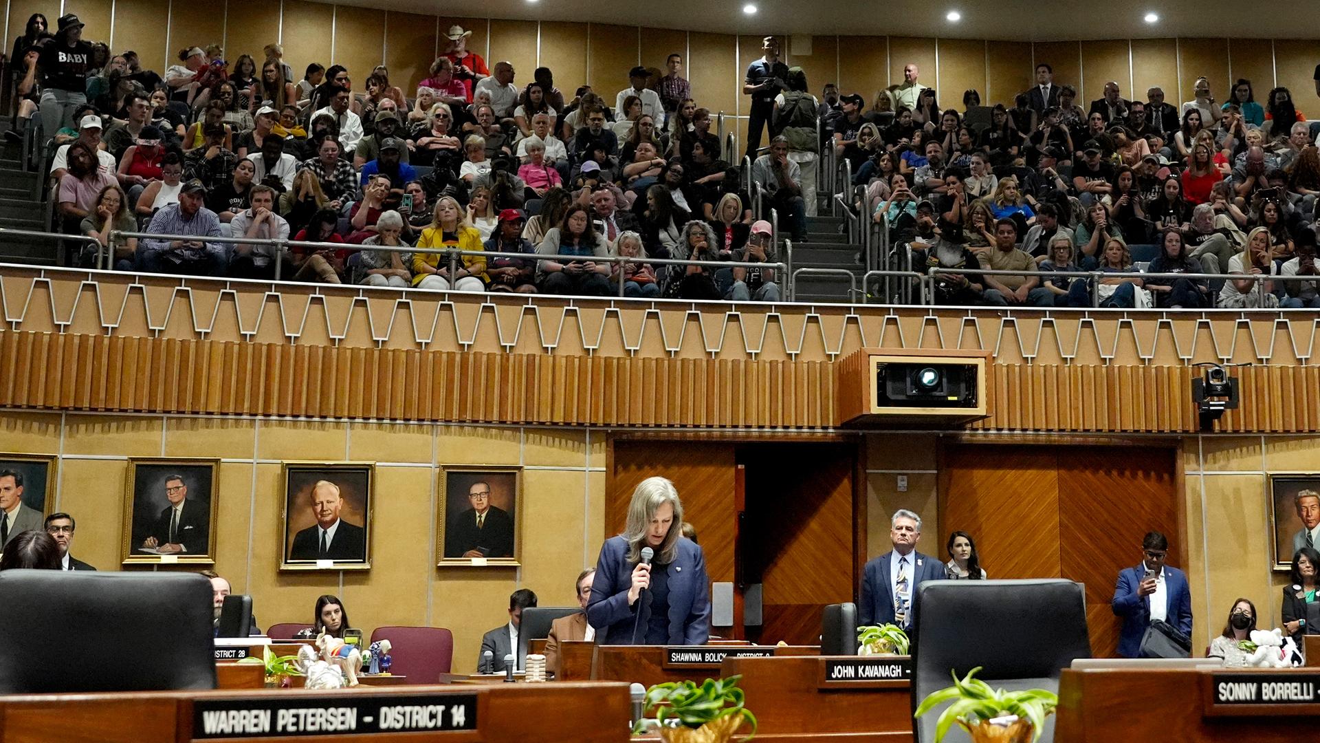 Die Senatorin des Bundesstaates Arizona, Shawnna Bolick, R-Distrikt 2, spricht im Kapitol in Phoenix, aufgenommen am 01.05.2024