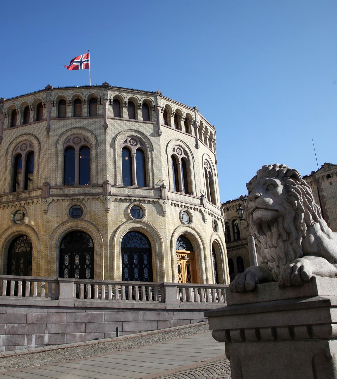 Norwegen, Oslo: Die norwegische Flagge weht über dem Parlament in Oslo.