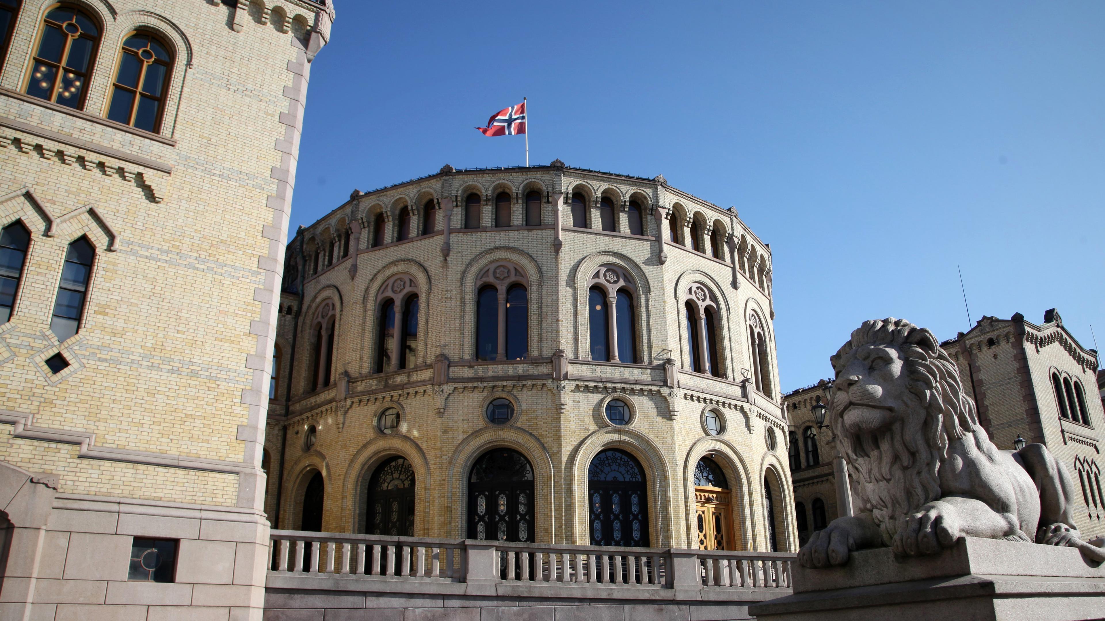 Norwegen, Oslo: Die norwegische Flagge weht über dem Parlament in Oslo.