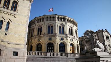 Norwegen, Oslo: Die norwegische Flagge weht über dem Parlament in Oslo.