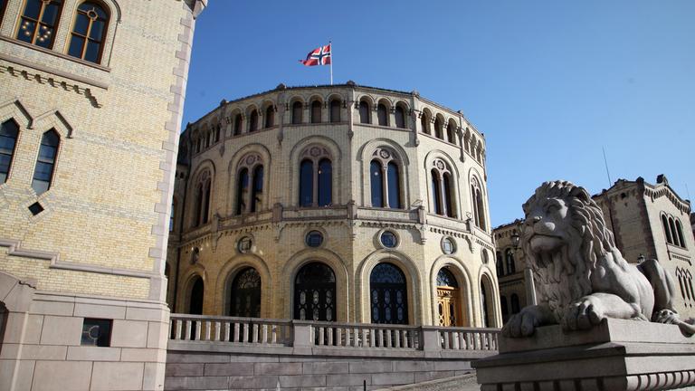 Norwegen, Oslo: Die norwegische Flagge weht über dem Parlament in Oslo.