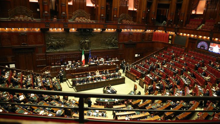 Giorgia Meloni, die Ministerpräsidentin von Italien, spricht in der Abgeordnetenkammer des Parlaments in Rom.