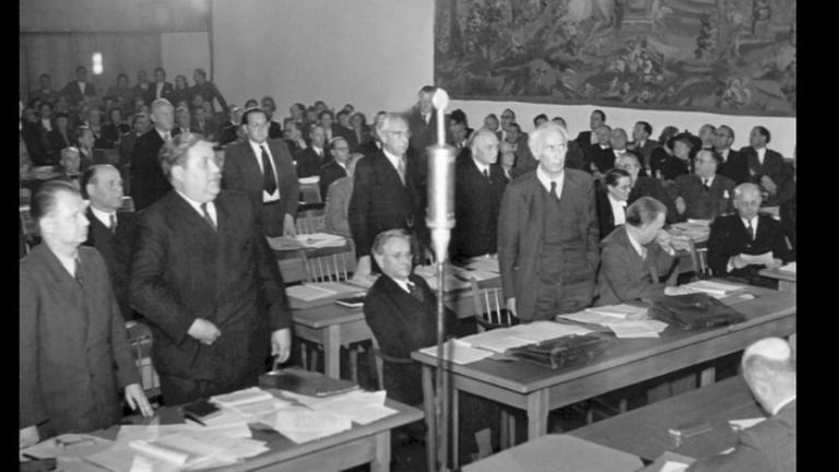 Der parlamentarische Rat überlegte sich in einer Sitzung Gesetze für Deutschland.