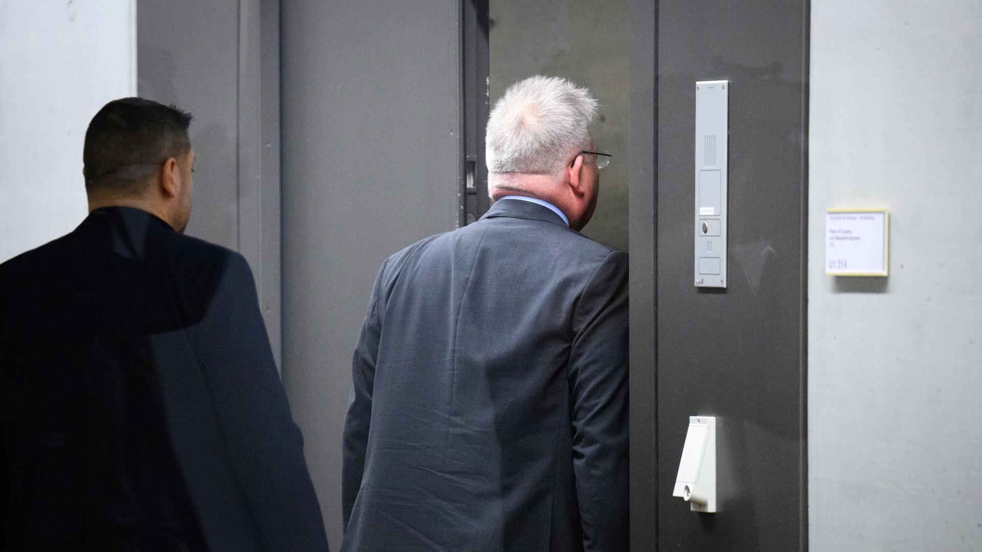 (Archiv) Der Chef des Bundesnachrichtendienst Bruno Kahl betritt den abhörsicheren Raum in dem das Parlamentarische Kontrollgremium tagt.