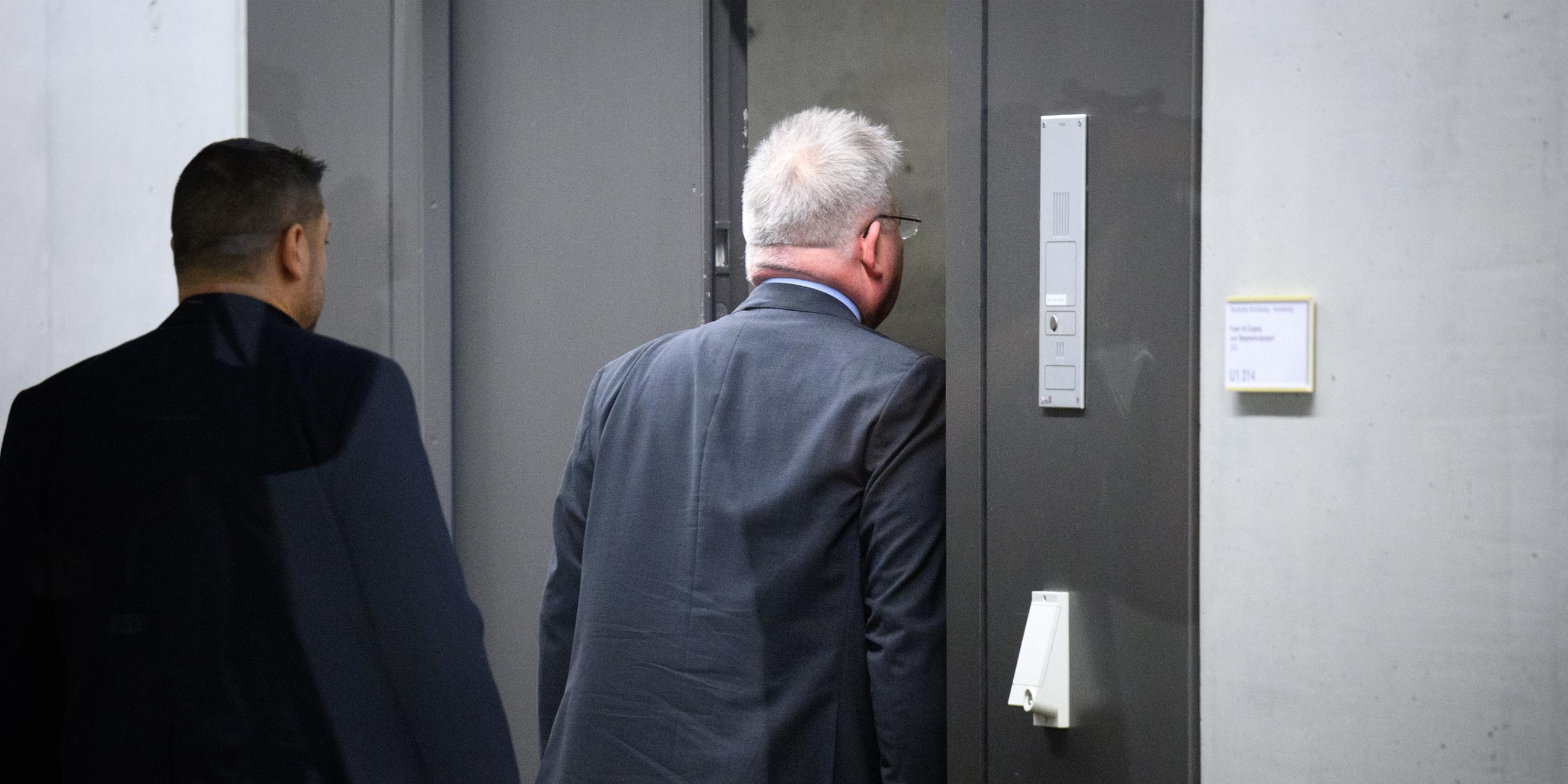 (Archiv) Der Chef des Bundesnachrichtendienst Bruno Kahl betritt den abhörsicheren Raum in dem das Parlamentarische Kontrollgremium tagt.