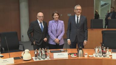 Drei Chefs der Nachrichtendienste zu sehen bei der Pressekonferenz.