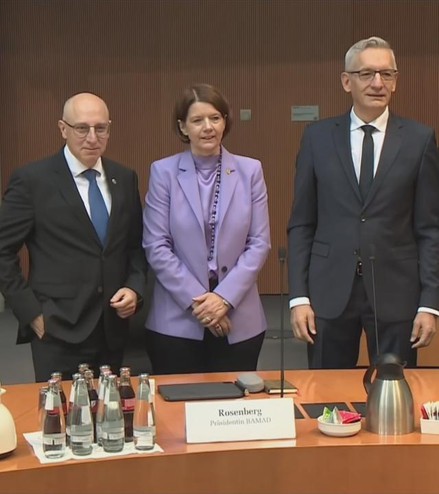Drei Chefs der Nachrichtendienste zu sehen bei der Pressekonferenz.