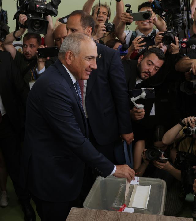 Armenien: Der armenische Premierminister Nikol Paschinjan gibt seine Stimme in einem Wahllokal ab. 