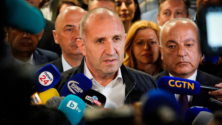 Bulgarien: Ex-Präsident Rumen Radew liegt bei der Parlamentswahl in Bulgarien mit seinem Mitte-Links-Bündnis vorn.