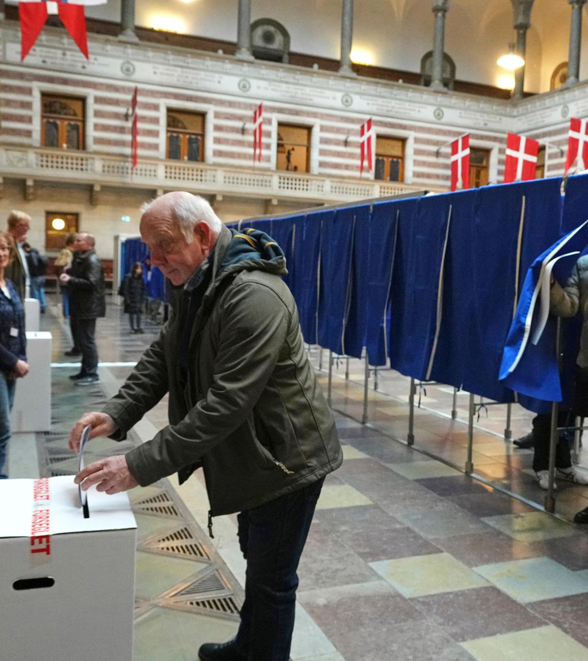 Ein Mann bei der Stimmabgabe in einem Wahllokal im Rathaus von Kopenhagen während der Parlamentswahl