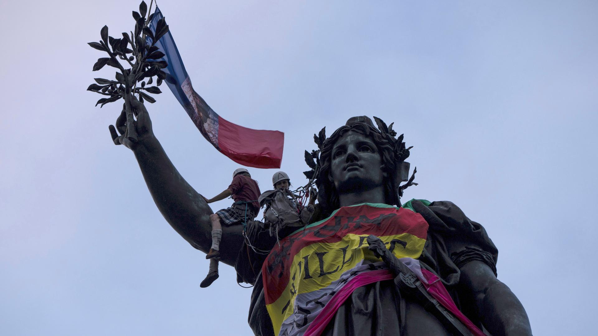 Frankreich, Paris: Auf dem mit Fahnen geschmückten Platz der Republik versammeln Menschen, um gegen Rechts zu protestieren.
