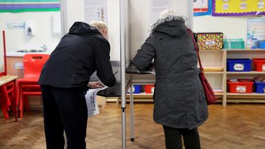 Irische Bürger geben ihre Stimme ab bei der Parlamentswahl in Irland