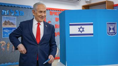 Israels Ministerpräsident Benjamin Netanjahu geht nach dem Ausfüllen seines Stimmzettels in einem Wahllokal zur Wahlurne.