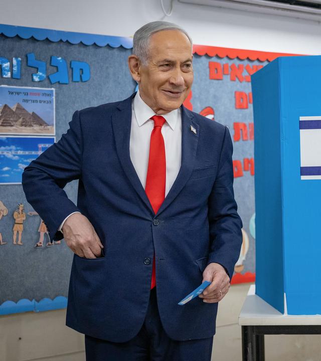 Israels Ministerpräsident Benjamin Netanjahu geht nach dem Ausfüllen seines Stimmzettels in einem Wahllokal zur Wahlurne.