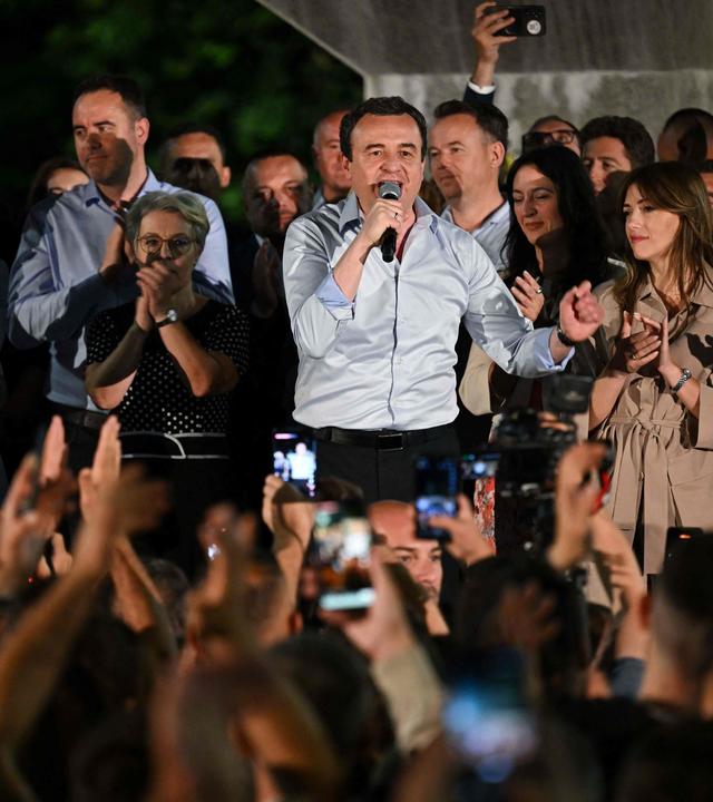 Kososvo: Kosovos Ministerpräsident und seine links-nationalistische Partei haben die Parlamentswahl gewonnen. Hier hält Kurti eine Rede in der Menge.