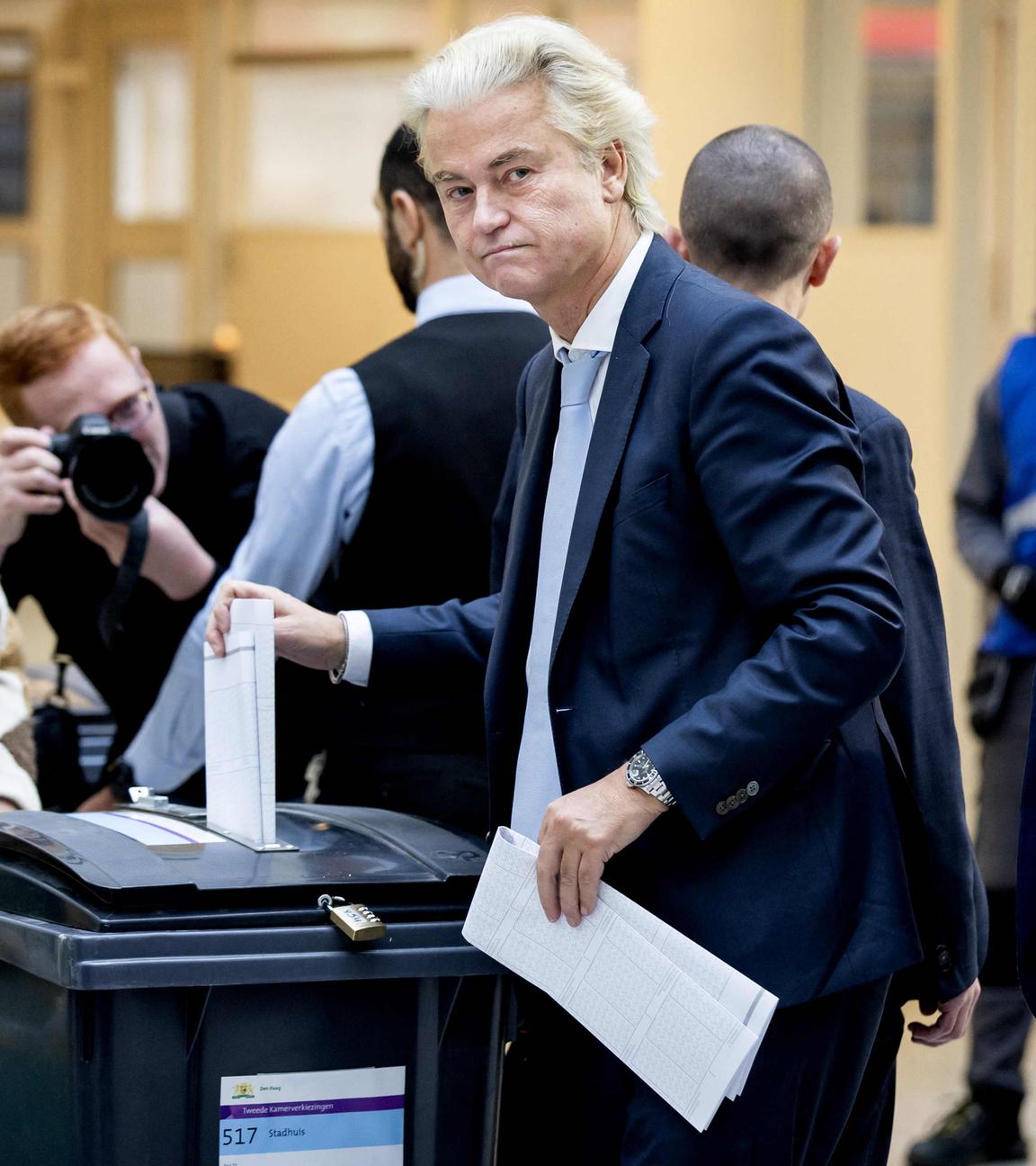Der rechtspopulistische niederländische Politiker Geert Wilders gibt seine Stimme bei den Parlamentswahlen ab.